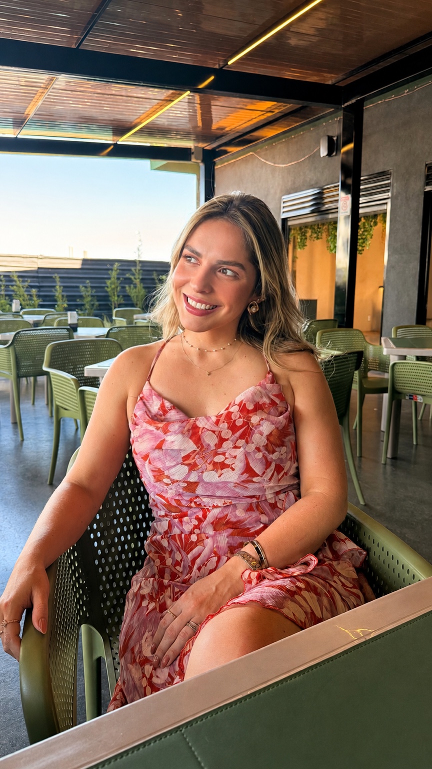 Brunna M. Cruvinel sorrindo em um café